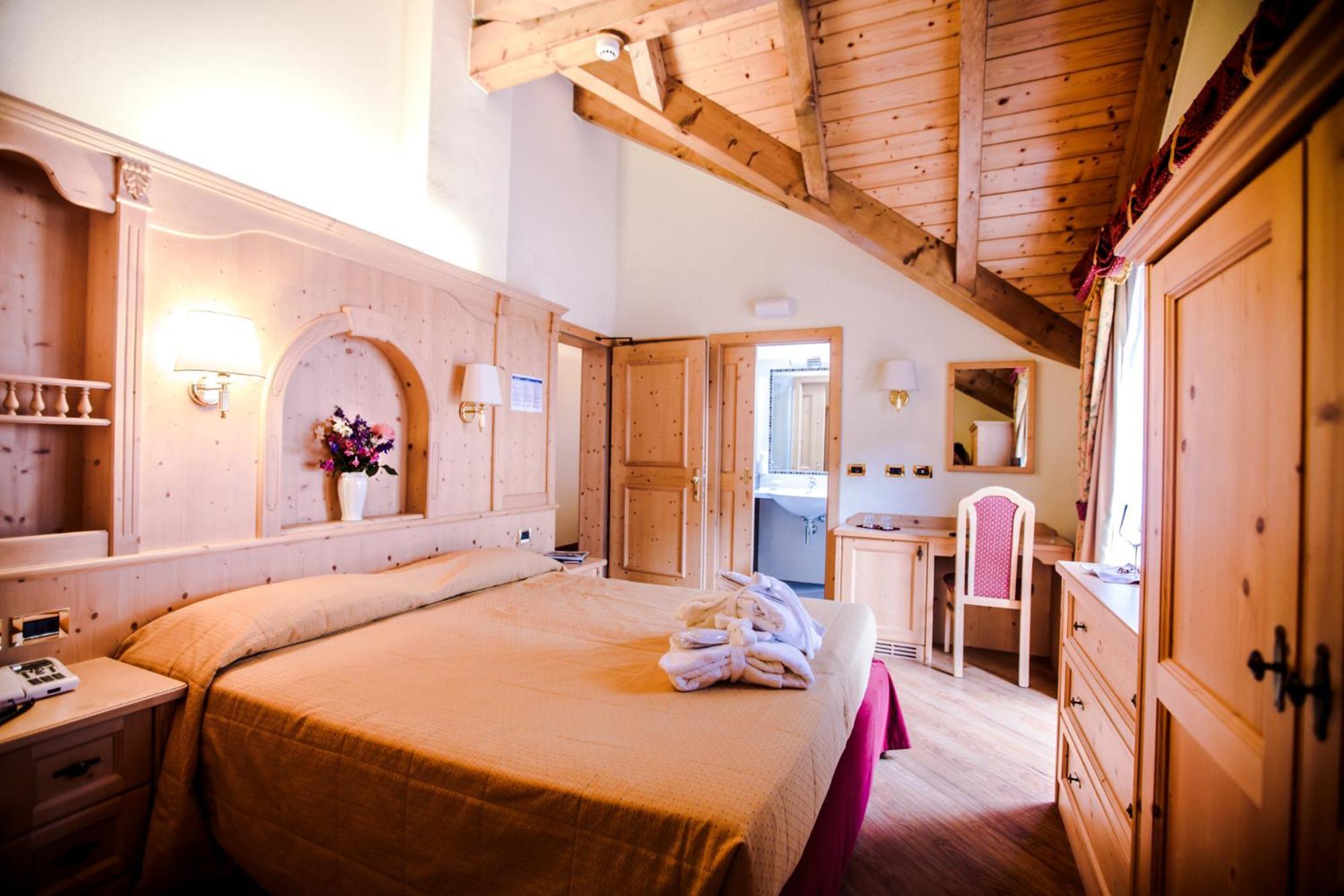 Albergo Dimaro Wellness Hotel ภายนอก รูปภาพ